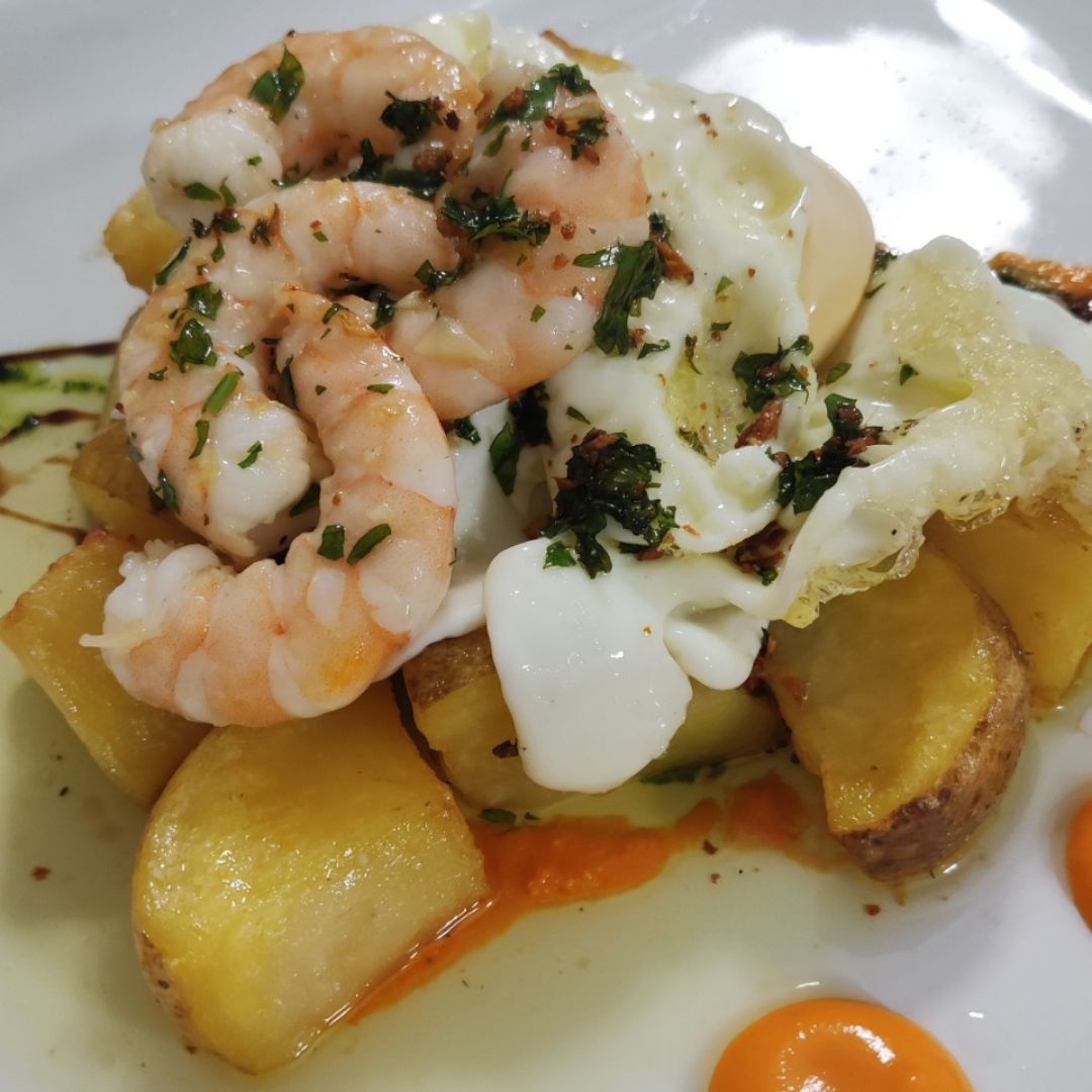 Patatas con huevo y langostinos Patatas con huevo y langostinos