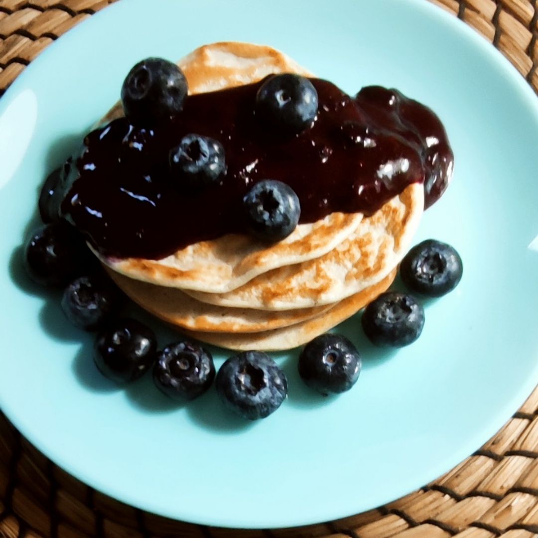 Tortitas proteicas chocolate blanco y mermelada de arándanos Tortitas proteicas chocolate blanco y mermelada de arándanos