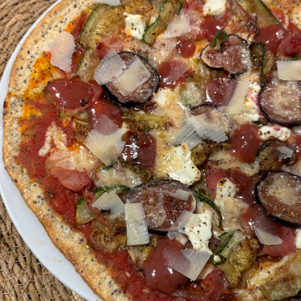 Pizza con brevas, queso y jamón Pizza con brevas, queso y jamón