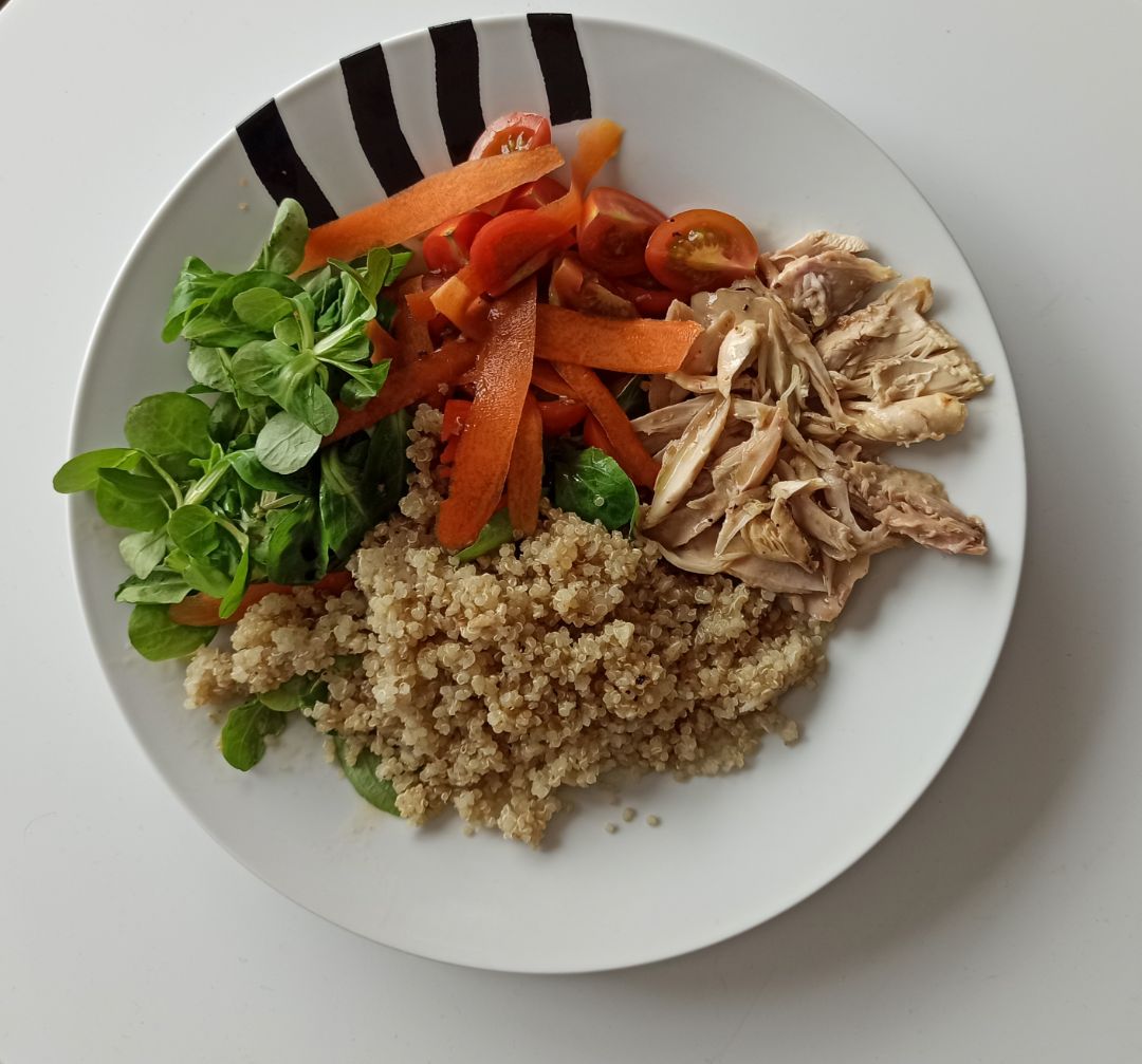 Pollo al limón con ensalada y quinoa