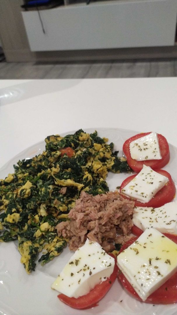 Revuelto de espinacas, queso fresco, tomate y atún