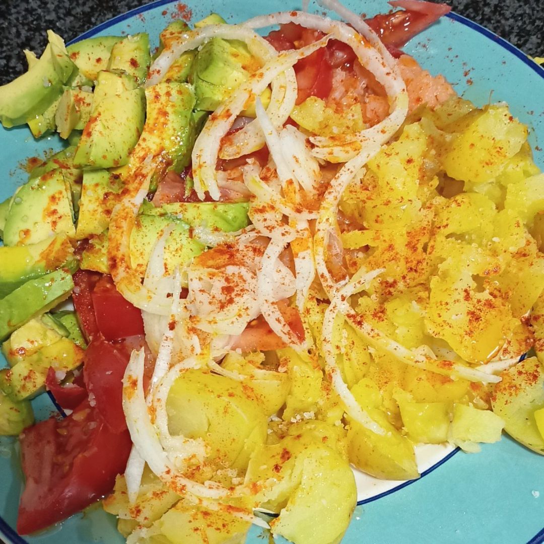 Ensalada de patata, salmón, aguacate y tomate