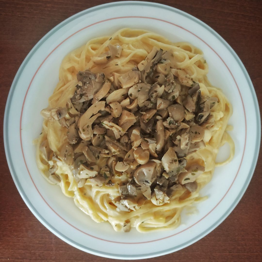 Espaguetis con setas y falsa carbonara Espaguetis con setas y falsa carbonara
