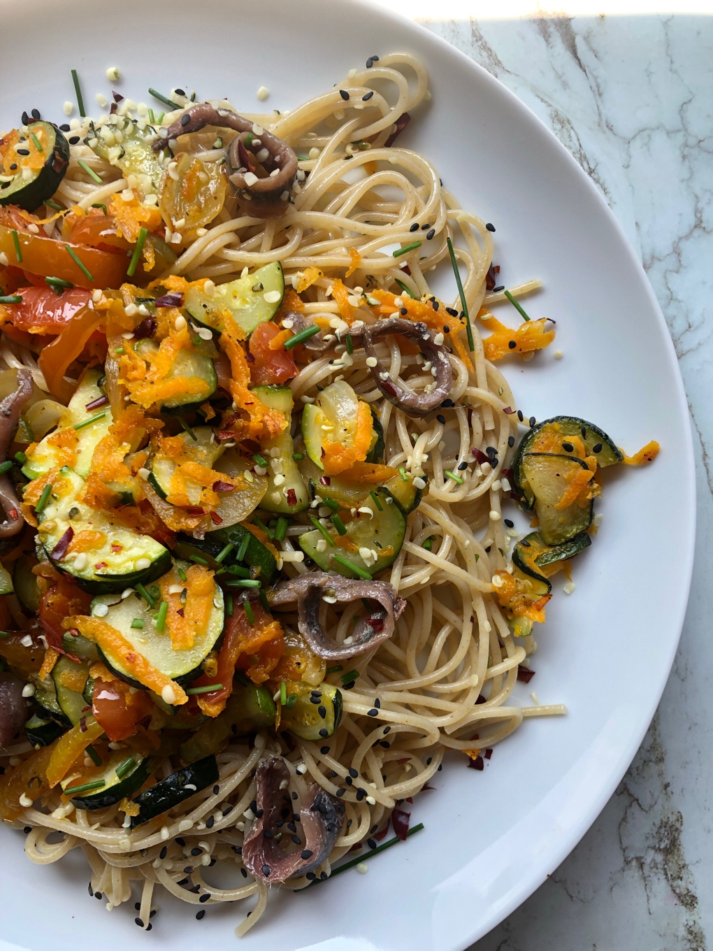 Espaguetis integrales con verduras y anchoas 