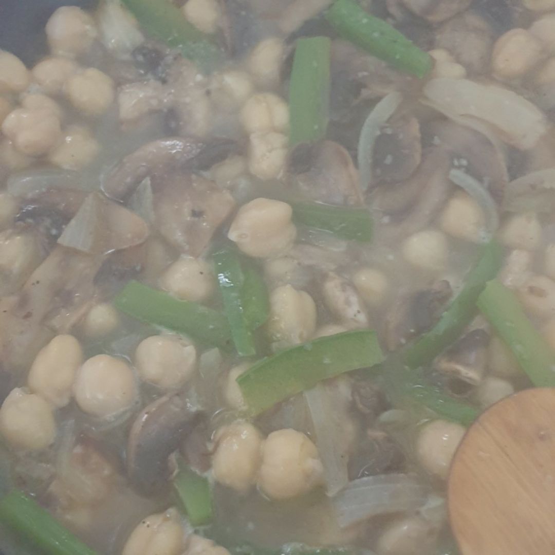 Garbanzo con revuelto de verduras y huevo  Paso 0