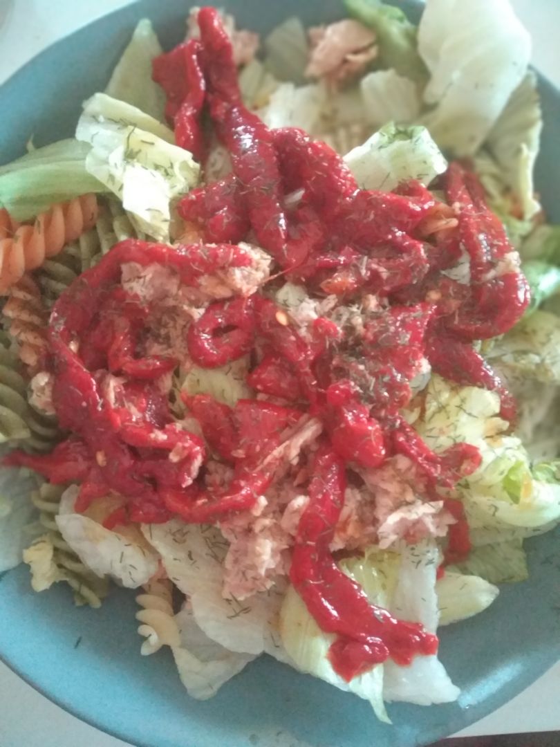 Ensalada de pasta, atún y pimientos. Ensalada de pasta, atún y pimientos.