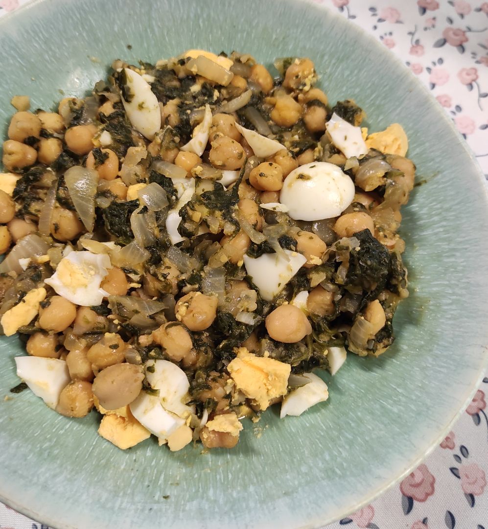 Plato cordobés: potaje de garbanzos con espinacas y huevo Plato cordobés: potaje de garbanzos con espinacas y huevo