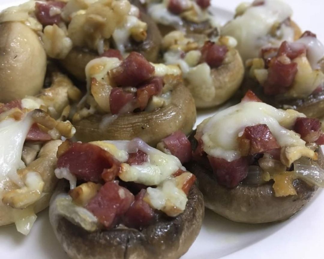 Champiñones rellenos de jamón y queso Champiñones rellenos de jamón y queso