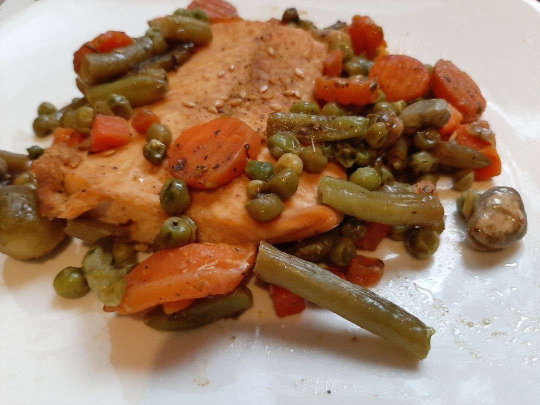 Salmón con menestra de verduras Salmón con menestra de verduras