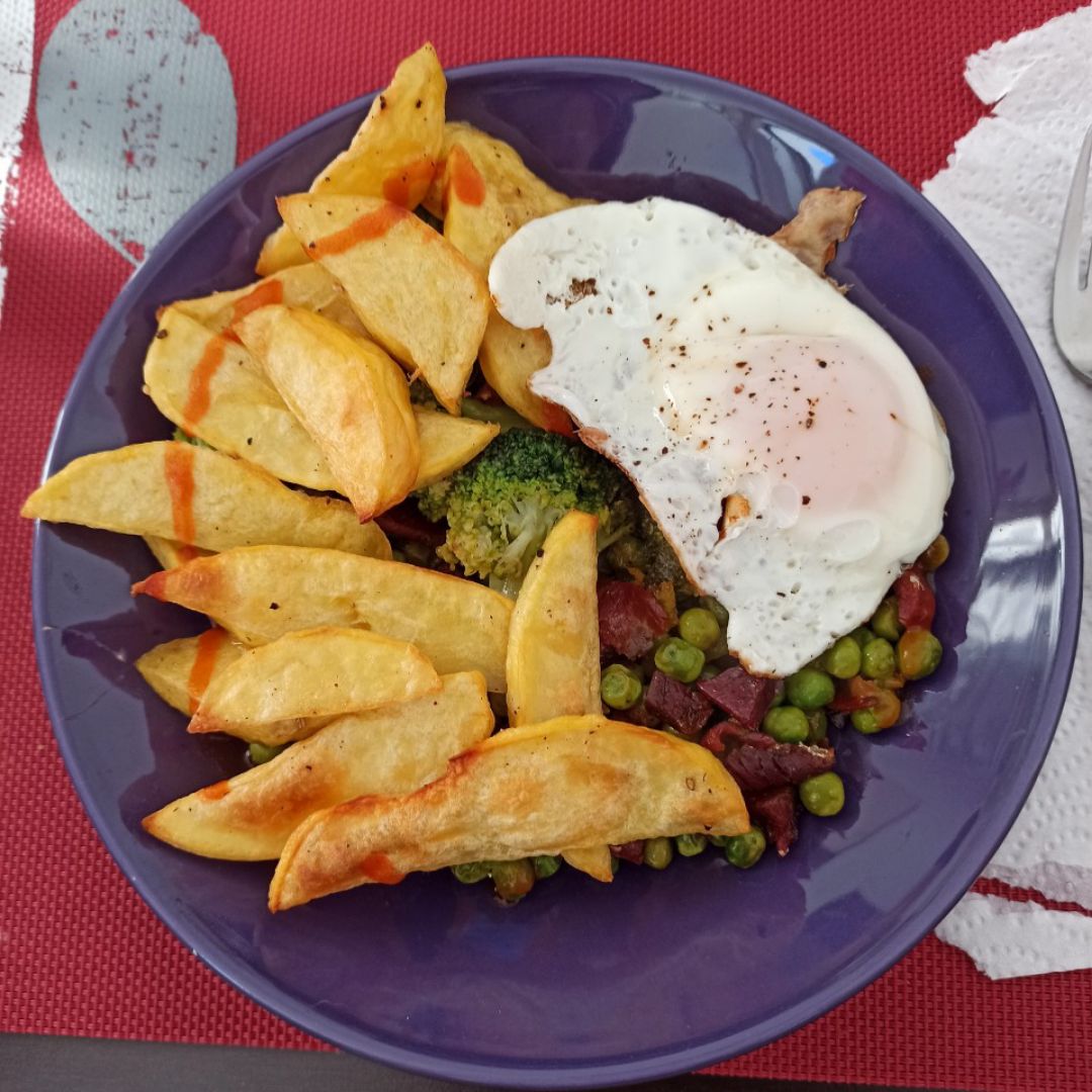 Guisantes con jamón, patata y huevo. Guisantes con jamón, patata y huevo.