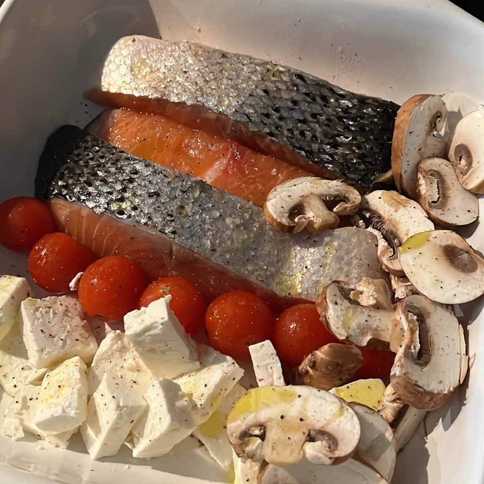 Salmón con feta, champiñón y cherris