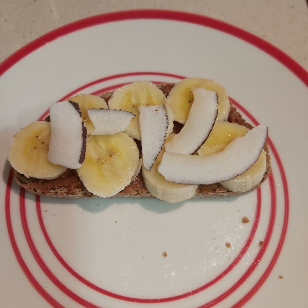 Tostada con crema de almendras, plátano y coco Tostada con crema de almendras, plátano y coco