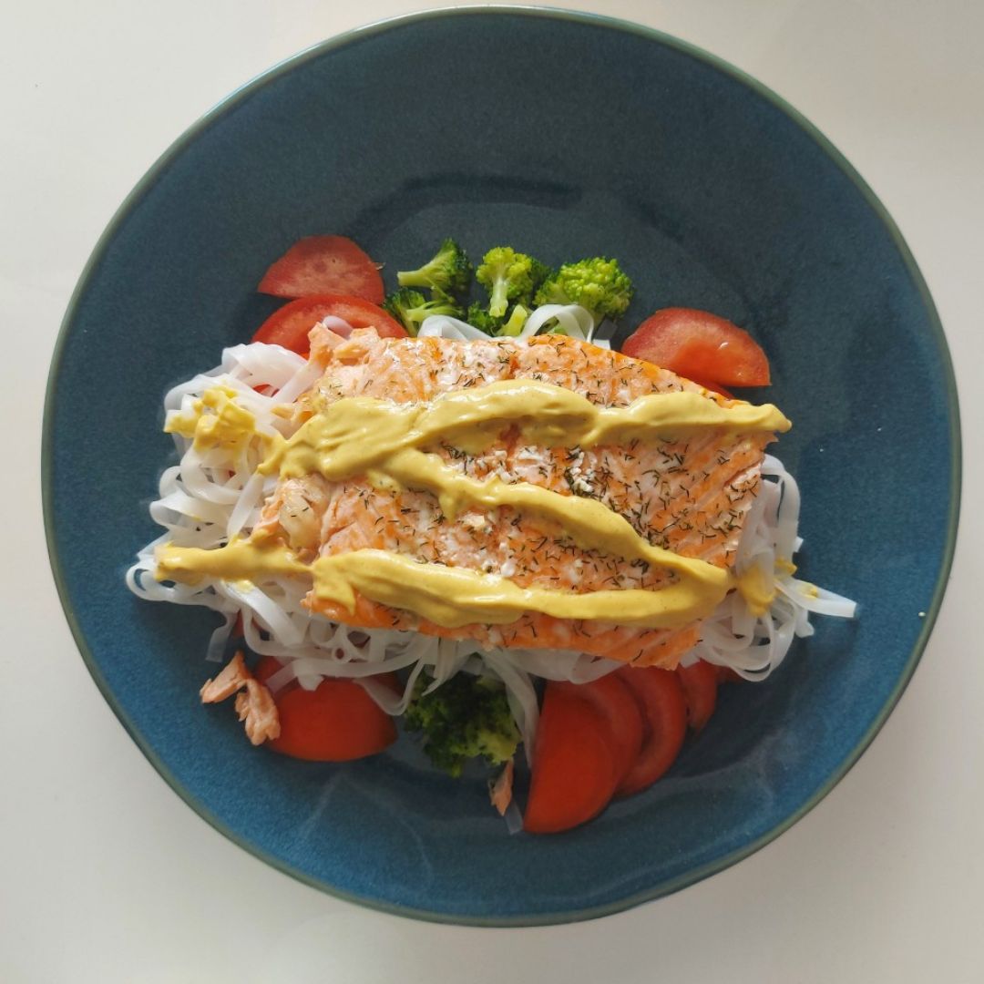 Salmon al horno con fideos, tomate y brocoli Salmon al horno con fideos, tomate y brocoli