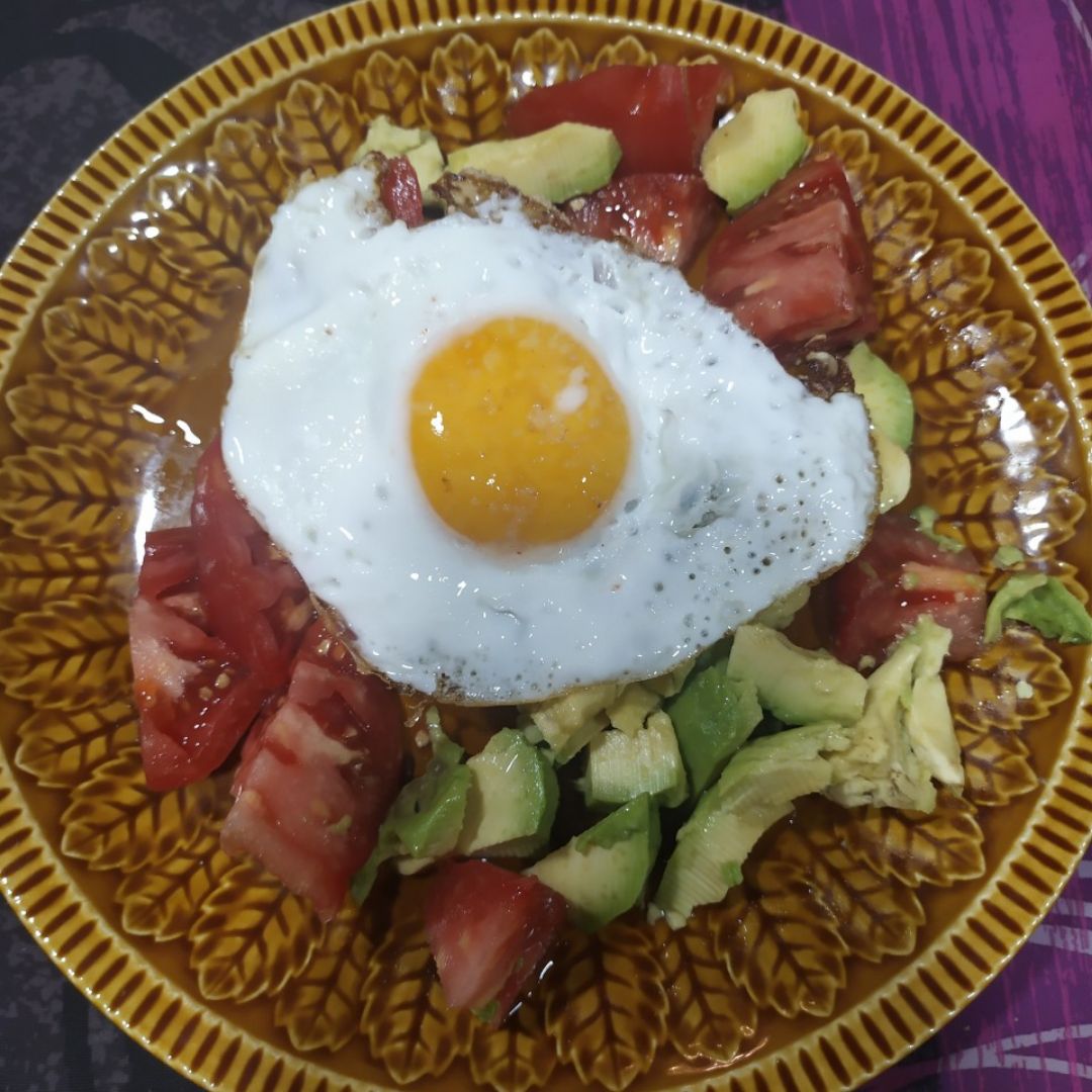 Tomate, aguacate y huevo frito