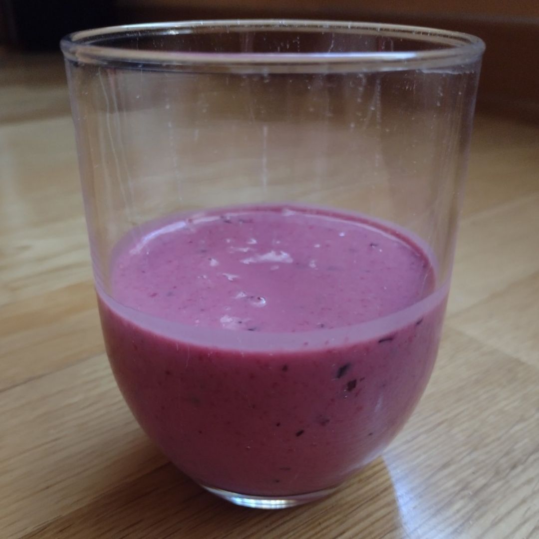 Smoothie de ciruela, arándanos, yogur de soja y mantequilla de cacahuete Smoothie de ciruela, arándanos, yogur de soja y mantequilla de cacahuete