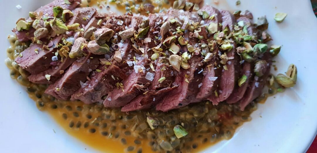 Magret de pato con passionfruit y pistachos Magret de pato con passionfruit y pistachos