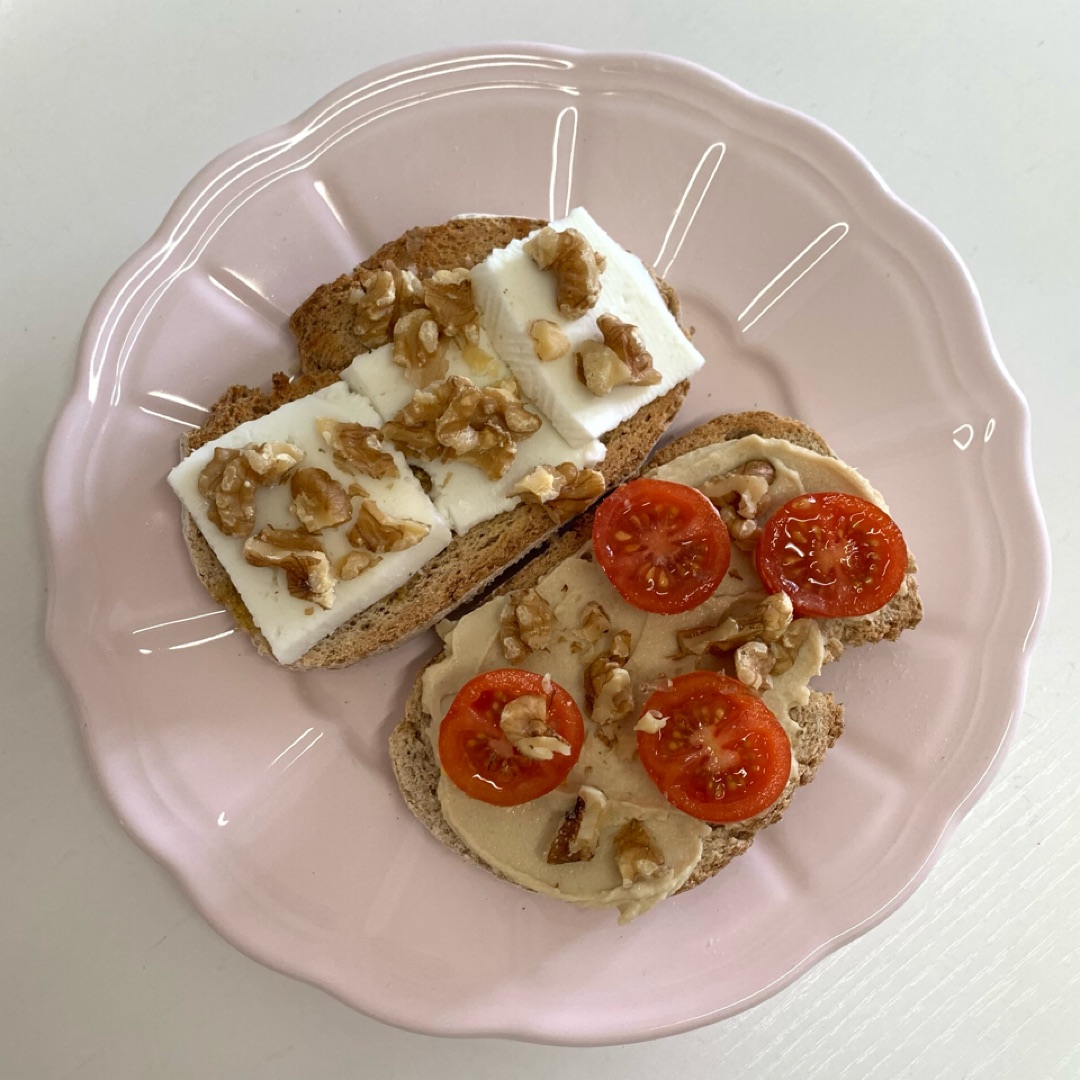 Tostadas con queso fresco, hummus, tomate y nueces