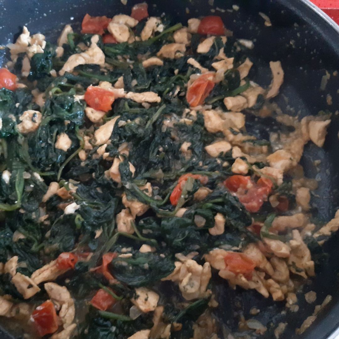 Espinacas con pechuga pollo y cherrys Espinacas con pechuga pollo y cherrys