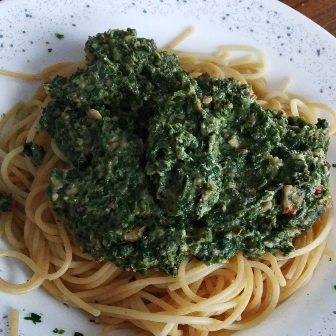 Espaguetis con salsa de espinacas