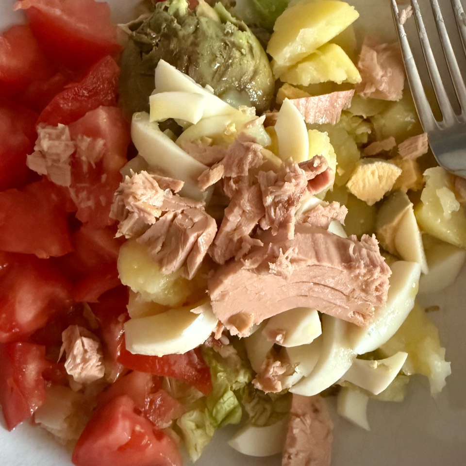 Ensalada tomate patata cebolla lechuga huevo atún aguacate