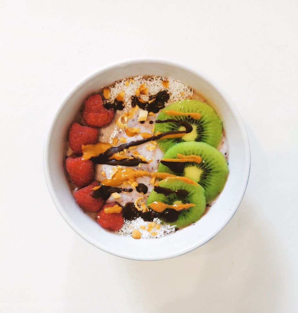 BOWL DE FRUTA Y YOGUR DE COCO 🍓🥝
⠀
