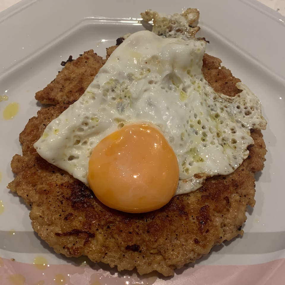 Hamburguesa de pollo a la plancha con huevo al vapor Hamburguesa de pollo a la plancha con huevo al vapor