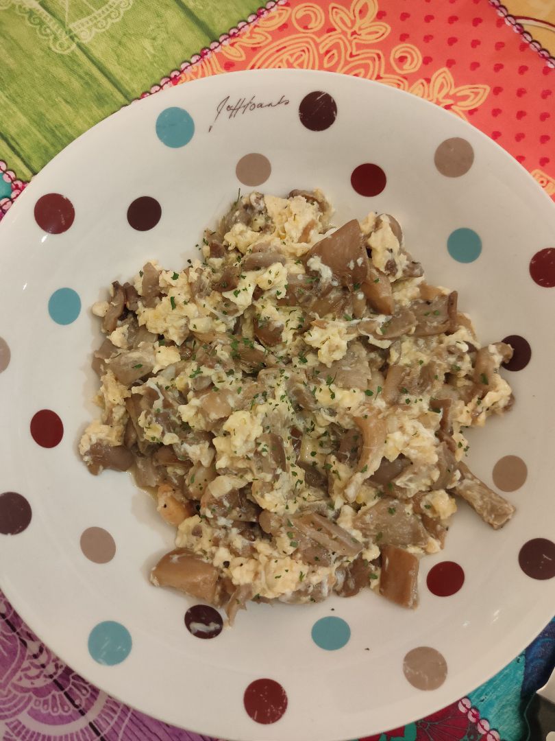 Revuelto de setas y gambas 🥚🍄🦐 Revuelto de setas y gambas 🥚🍄🦐
