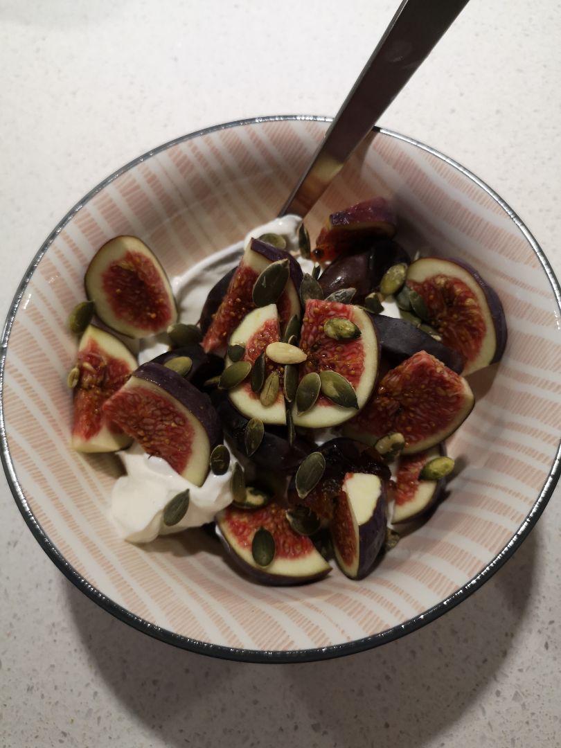 Yoghurt con higos, dátiles y pipas. 