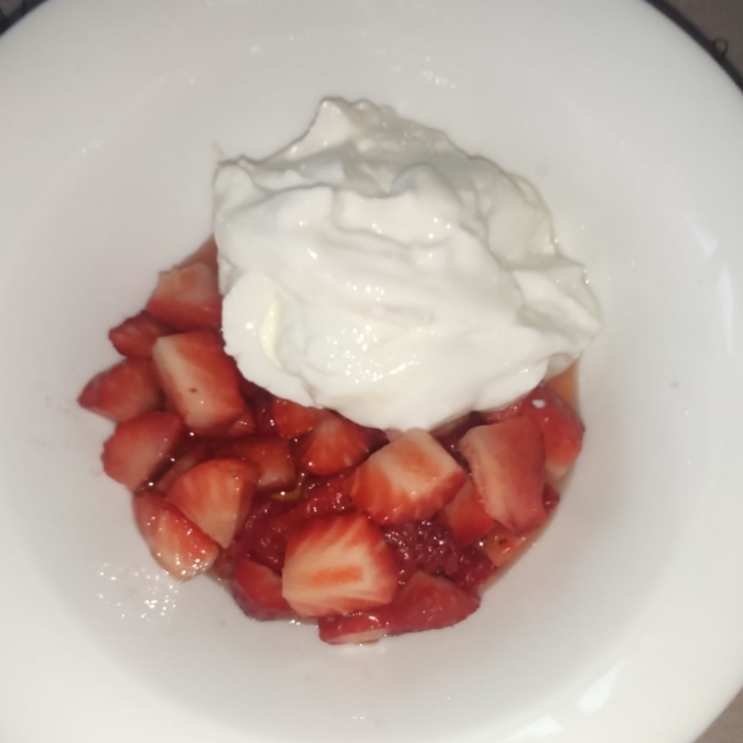 Bol de fresas con yogur. Bol de fresas con yogur.