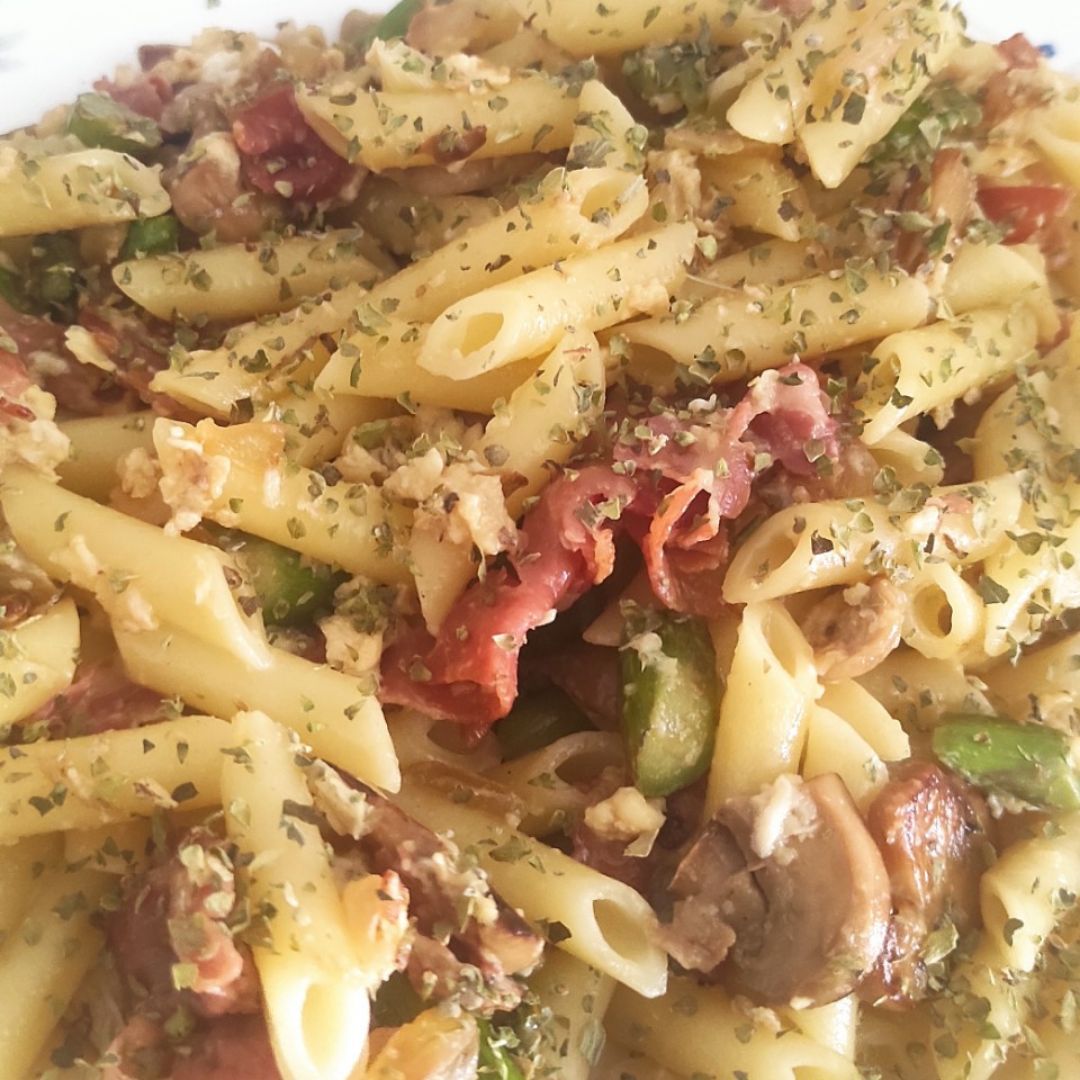 Pasta con espárragos, champiñones y jamón. Pasta con espárragos, champiñones y jamón.