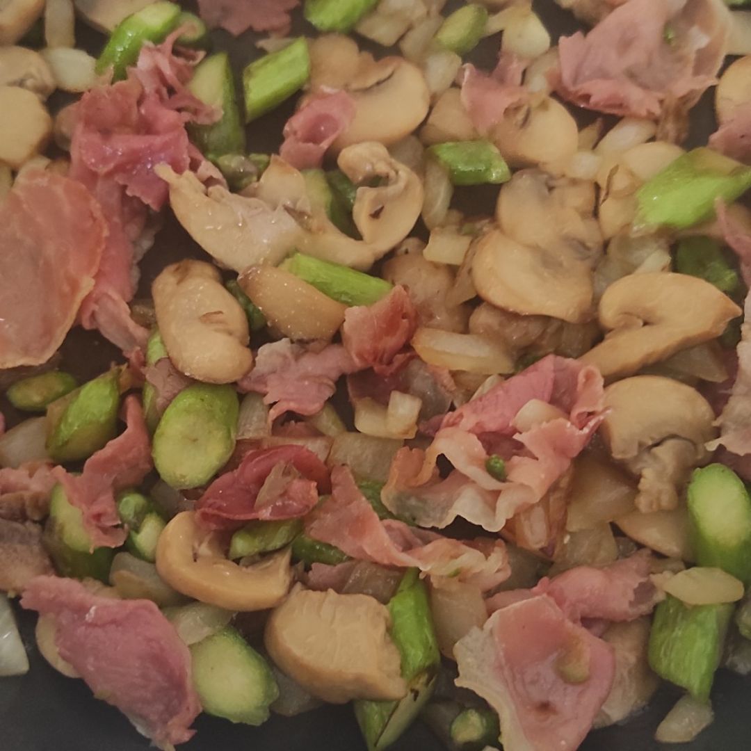 Pasta con espárragos, champiñones y jamón. Paso 1 Pasta con espárragos, champiñones y jamón. Paso 1