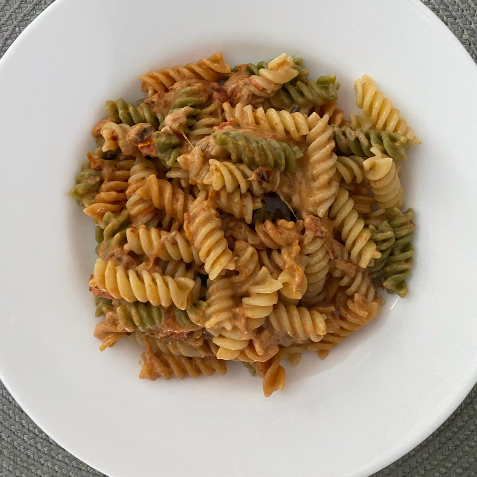 Pasta con salsa de burrata y cherrys Pasta con salsa de burrata y cherrys