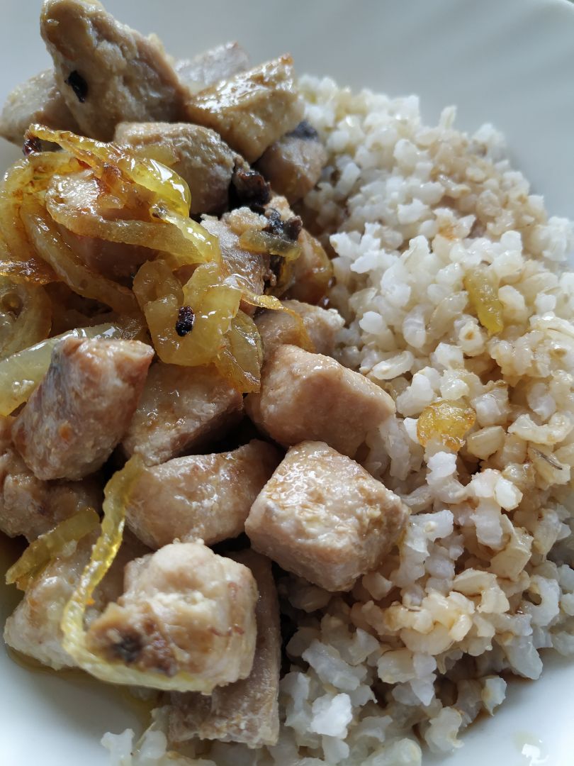 Arroz integral con atún encebollado y salsa de soja