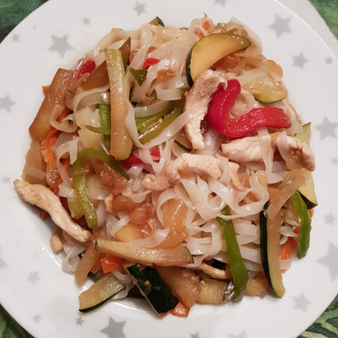 Noodles con verduras y pollo Noodles con verduras y pollo