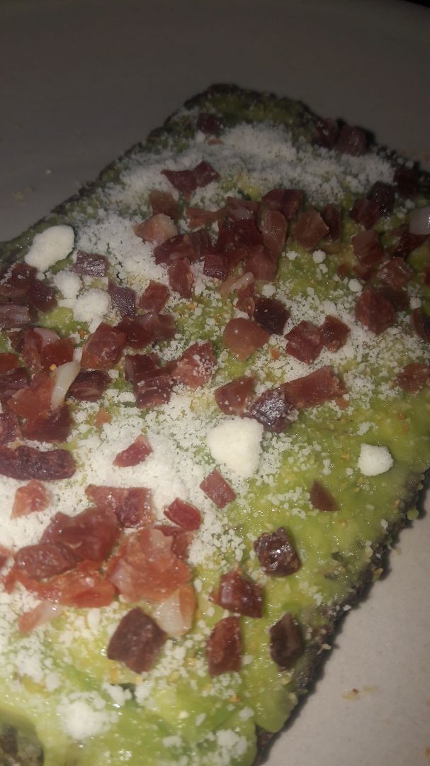 Tostada de pan de centeno con aguacate Tostada de pan de centeno con aguacate