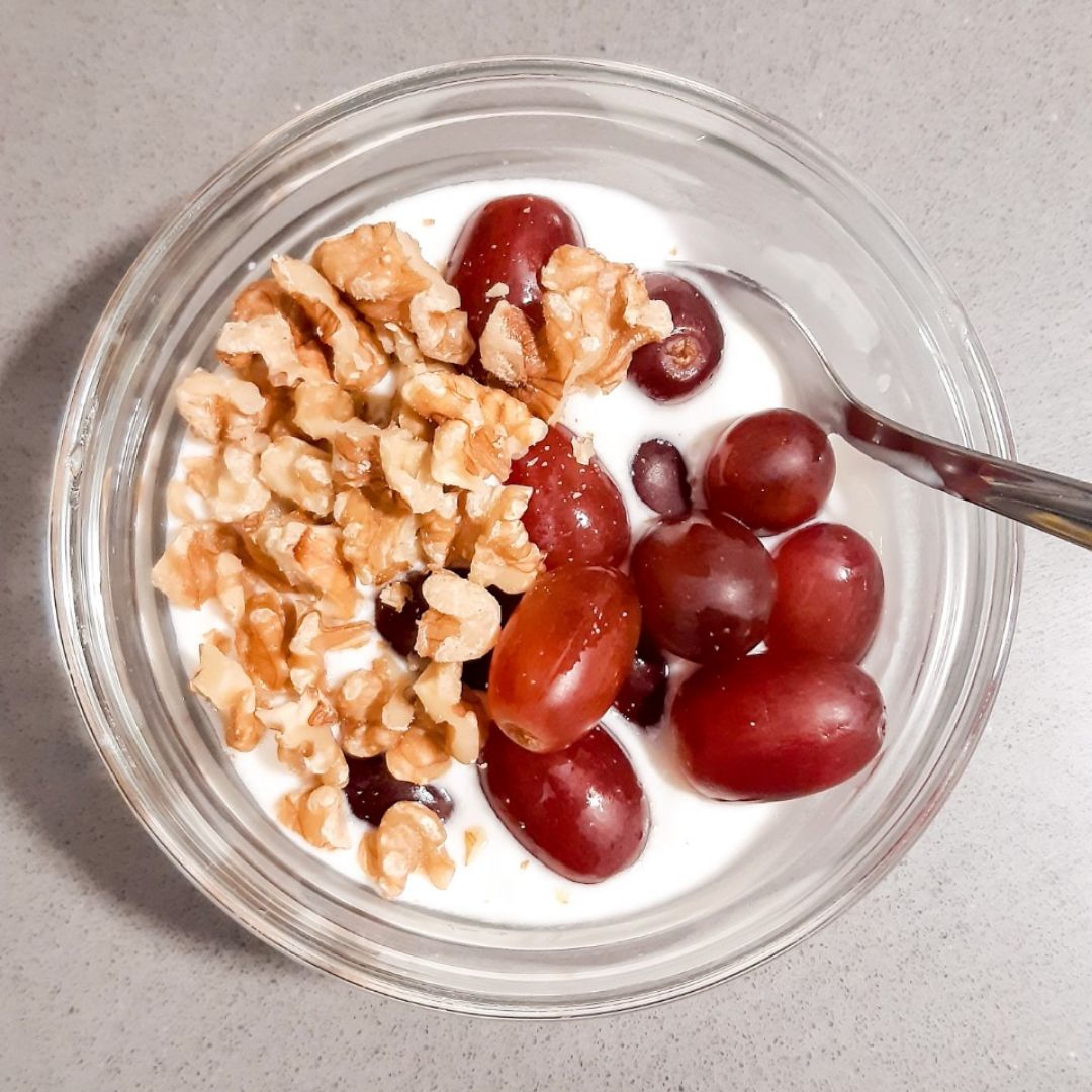 Yogur con fruta y nueces Yogur con fruta y nueces