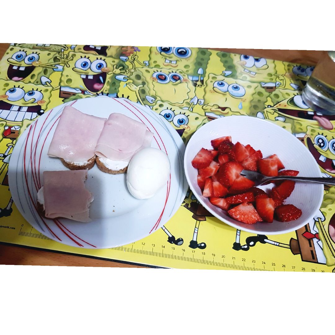 Tostadas con queso y pavo, y fresas