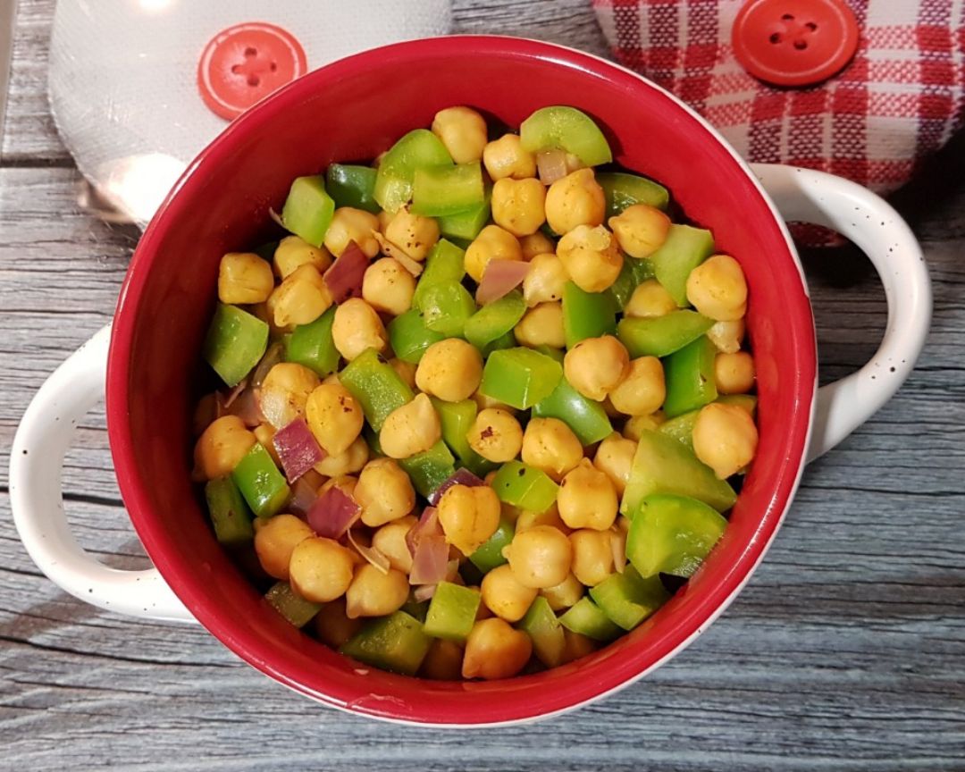 Garbanzos con verdura en sartén