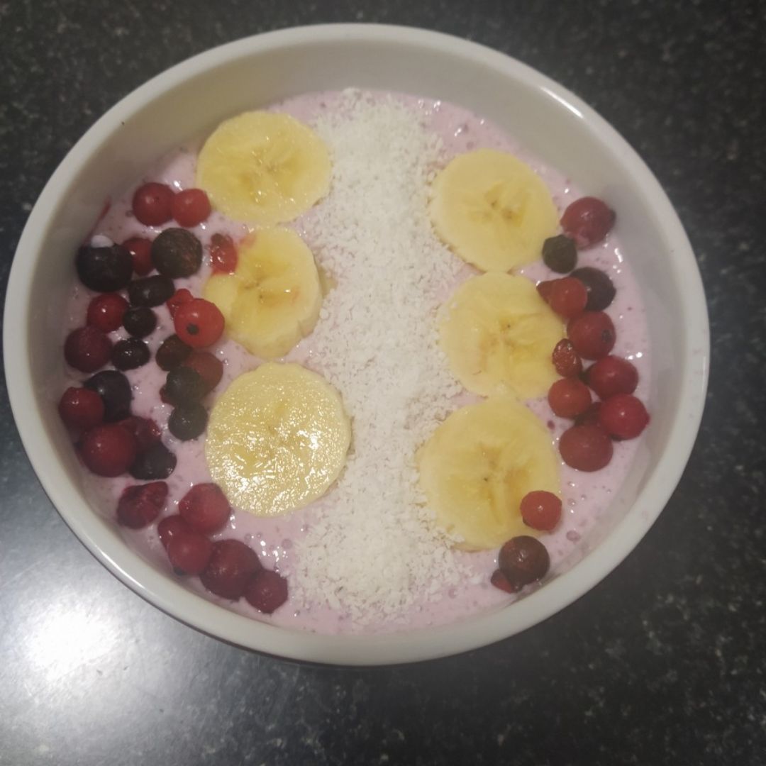 Bowl de frutos del bosque, 🍌 y🥥