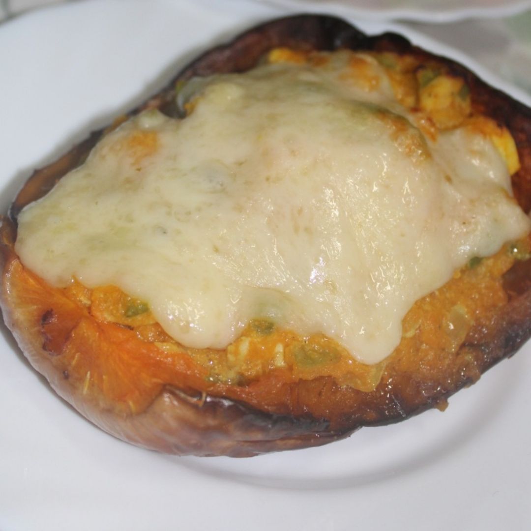 Calabaza rellena de pollo al curry con cobertura de queso gratinado Calabaza rellena de pollo al curry con cobertura de queso gratinado