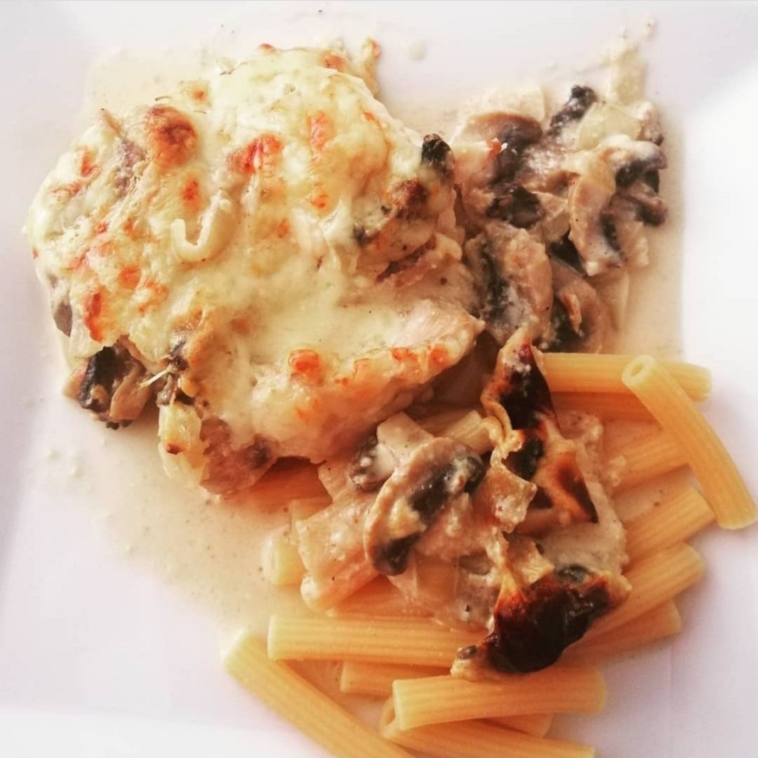 Pollo con pasta y salsa de champiñones Pollo con pasta y salsa de champiñones