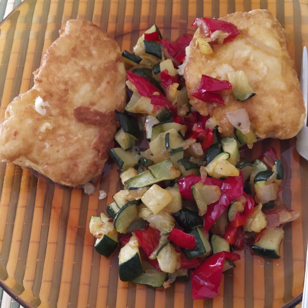 Lomos de bacalao acompañados de pisto. 