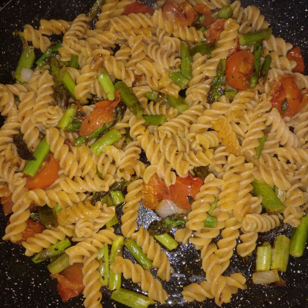 Pasta de lenteja roja con espárragos, Cherris y cebolleta. Pasta de lenteja roja con espárragos, Cherris y cebolleta.