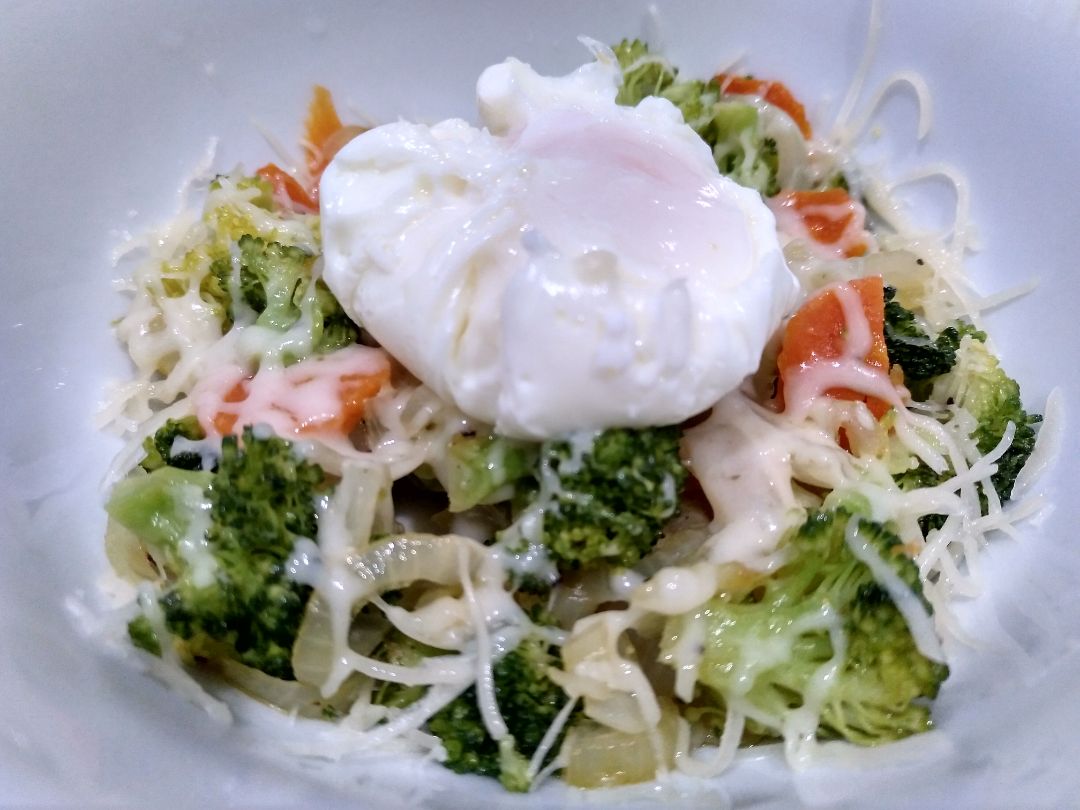Verduras al vapor con huevo pochado Verduras al vapor con huevo pochado