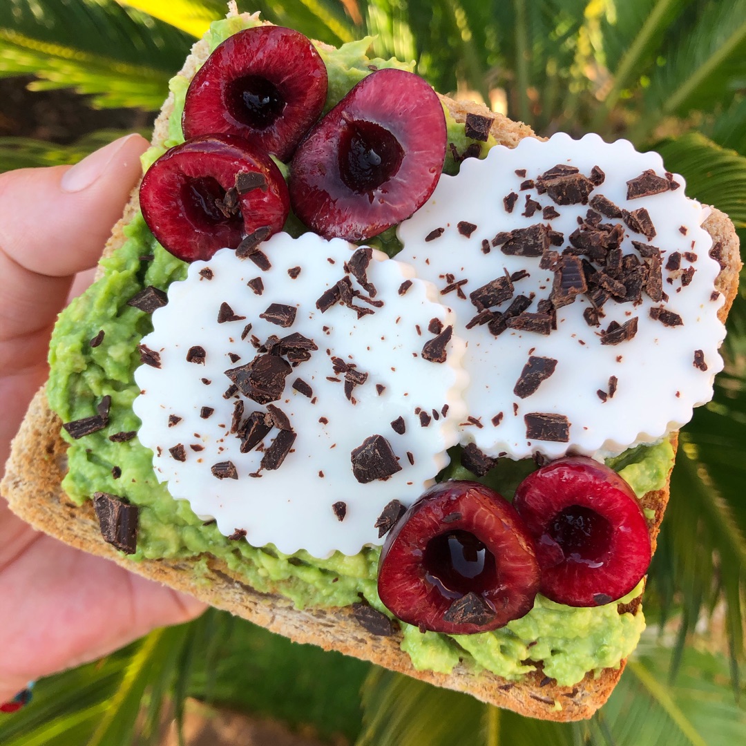 Tostarica con aguacate, queso fresco y cerezas Tostarica con aguacate, queso fresco y cerezas
