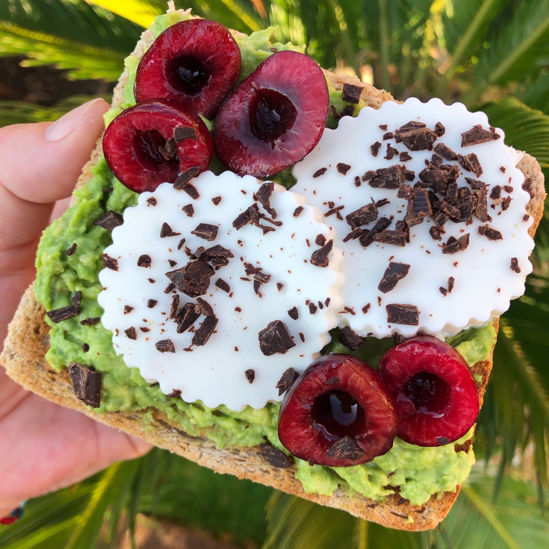 Tostadas con aguacate, queso fresco y  cerezas