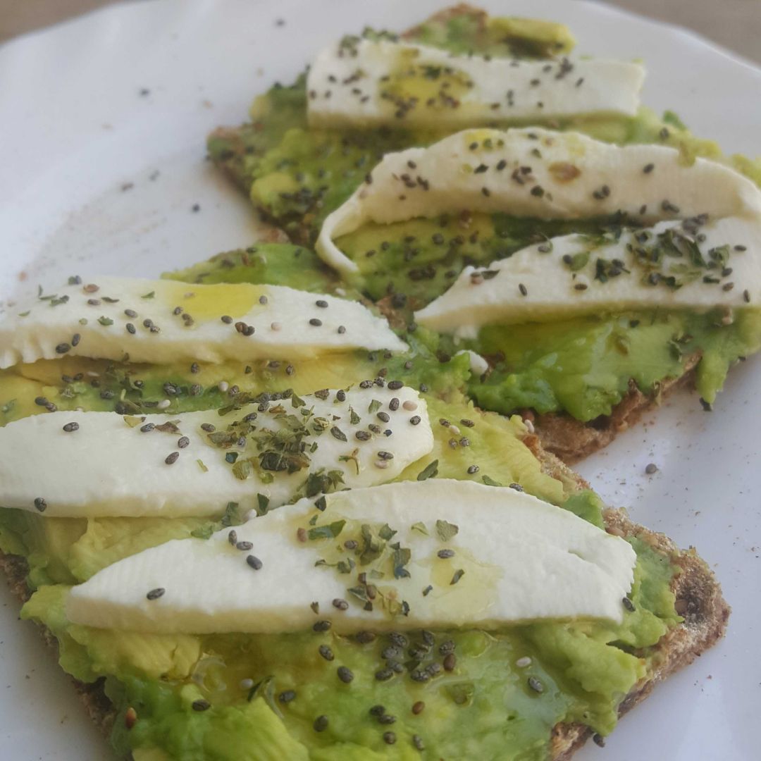 Tostadas con aguacate y mozzarella