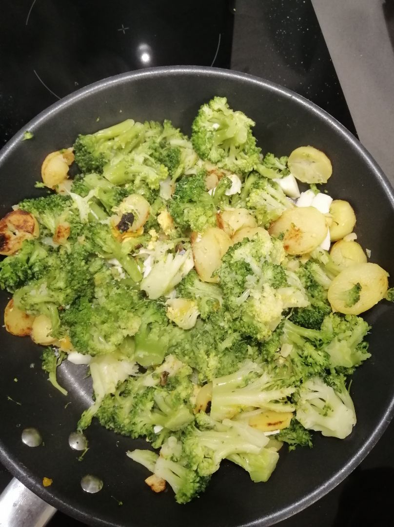 Brocoli con patatas y huevo. 