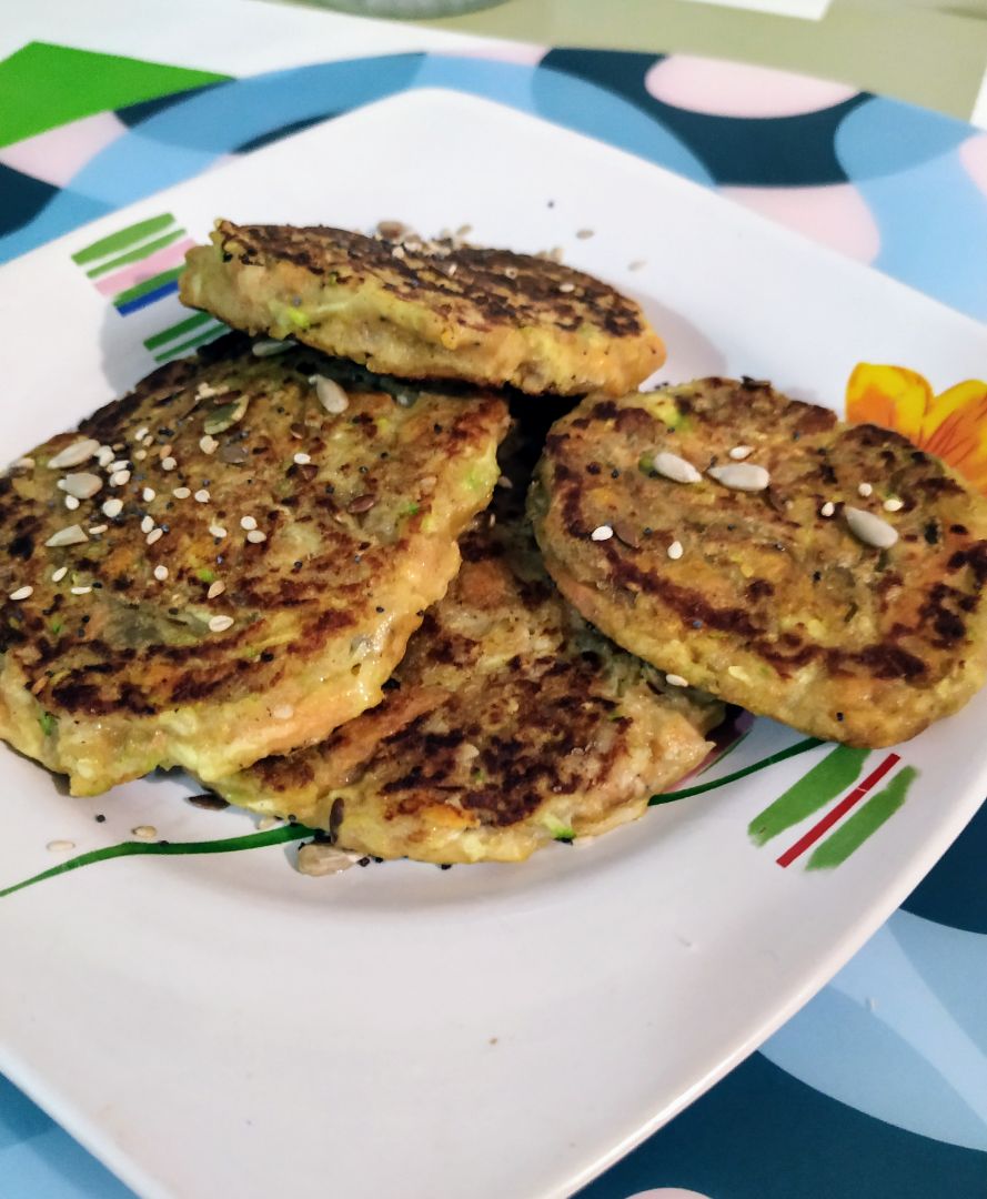 Hamburguesas de calabacín, zanahoria, cebolla y garbanzos.