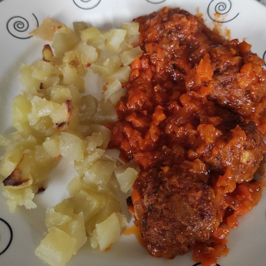 Albóndigas de berenjena y queso con patatas al horno Albóndigas de berenjena y queso con patatas al horno